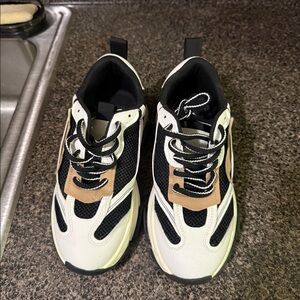 Woman sneaks good condition